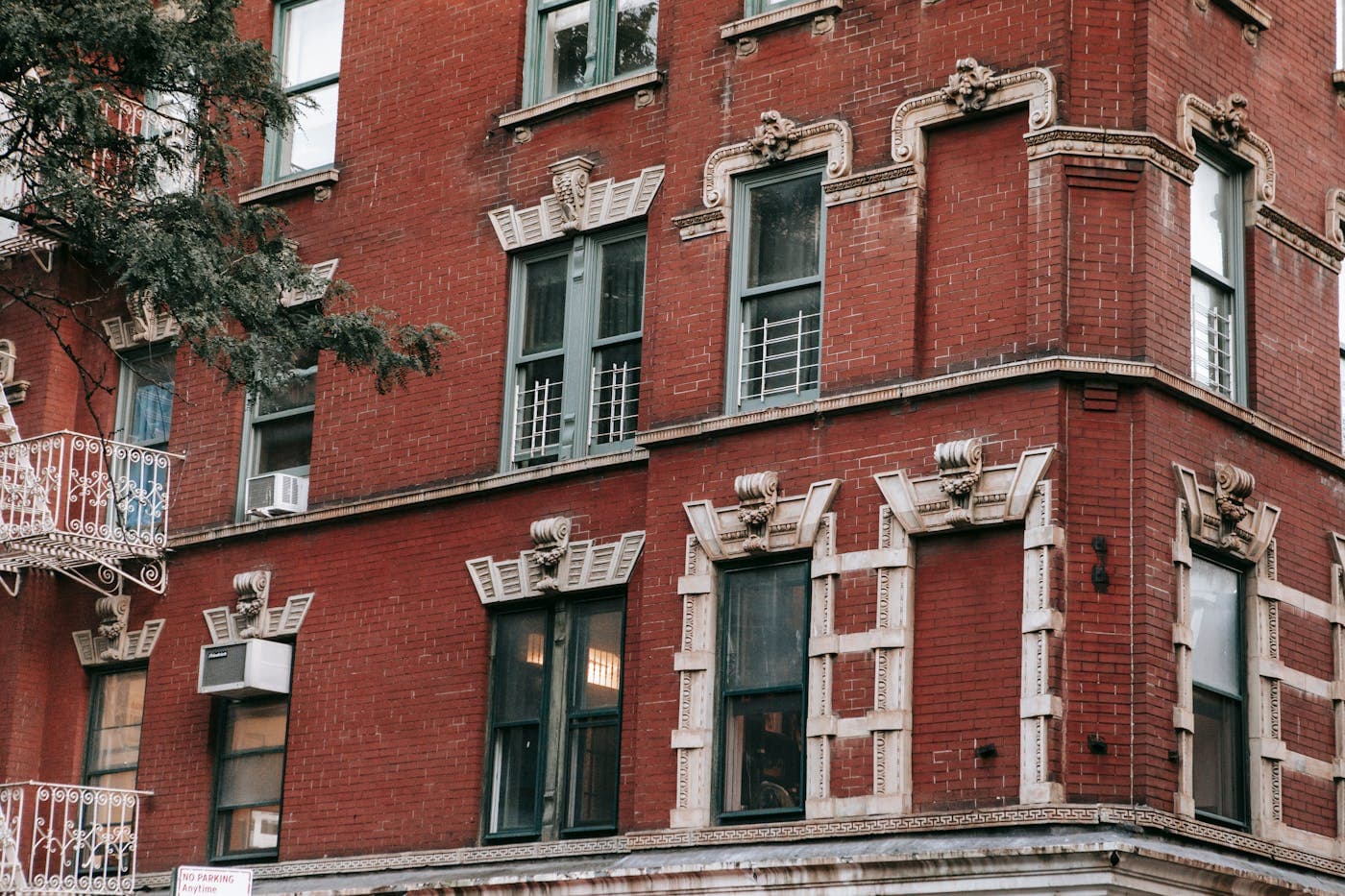 Altbau-Fassade mit Balkonen